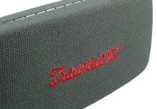 Graues Hartschalen-Brillenetui "Canvas" mit robustem Stoffbezug und besticktem "Traumsicht!"-Schriftzug