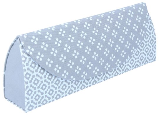 Dreieckiges Hartschalen-Brillenetui in Hellgrau mit frühlingshaftem Design und praktischem Magnetverschluss "Norderney Charme"