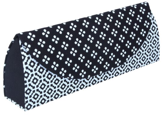 Dreieckiges Hartschalen-Brillenetui in Schwarz mit frühlingshaftem Design und praktischem Magnetverschluss "Norderney Charme"