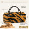 Stylisches Handtaschenetui von Kindler im Safari - Design mit praktischem Griff Tiger