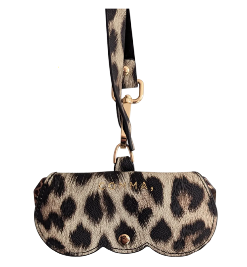 Praktisches Comma - Sonnenbrillen Cover in Leo-Optik mit goldenem Logo-Druck