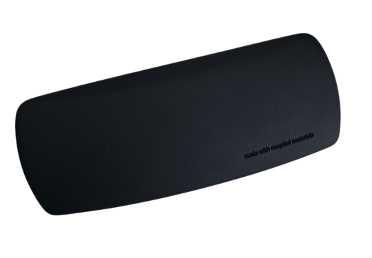 Dunkelblaues Hartschalenetui mit Schnappverschluss aus recycelten Materialien