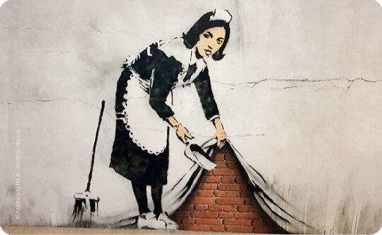 Rannenberg & Friends Schneide- / Frühstücksbrettchen "Sweep it under the Carpet" von Banksy