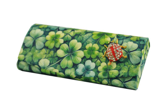 Halbhartes Brillenetui mit schickem Klee- und Marienkäfer-Design und passendem Mikrofasertuch