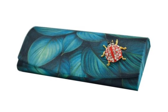 Halbhartes Brillenetui mit schickem Tropische-Blätter- und Marienkäfer-Design und passendem Mikrofasertuch