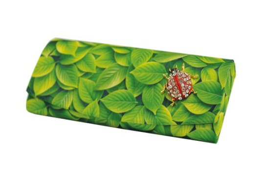 Halbhartes Brillenetui mit schickem Laub- und Marienkäfer-Design und passendem Mikrofasertuch