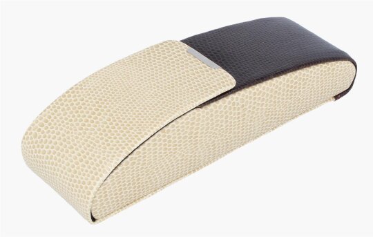 Elegantes Steck-Etui aus modernem Kunstleder mit sicherem Druckknopfverschluss in der Farbvariante „Weiß-Schwarz“