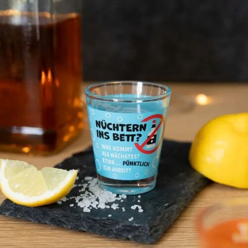 Robustes Sheepworld Schnapsglas mit lustigem Spruch "Nüchtern ins Bett"