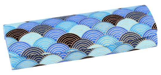 Halbrundetui Celine Hellblau mit kunstvollem Wellenmuster hellblau