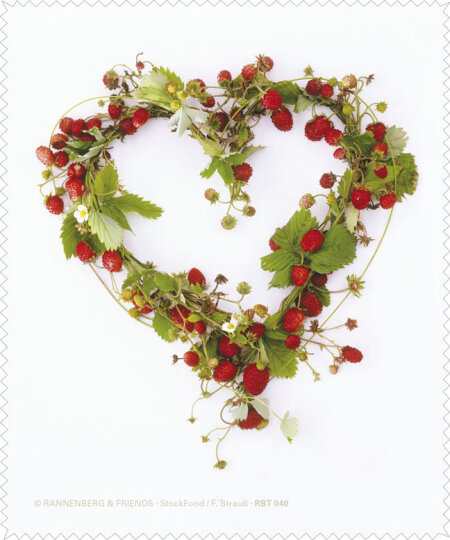 Microfasertuch / Brillenputztuch von Rannenberg & Friends "Herz aus Erdbeeren"