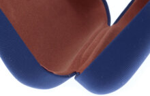 Blaues Hartschalen-Brillenetui "Jascha" mit glattem Silky-Bezug und hochwertigem Metallscharnier