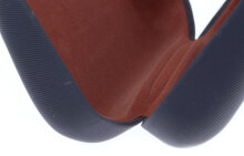 Graues Hartschalen-Brillenetui "Jascha" mit glattem Silky-Bezug und hochwertigem Metallscharnier